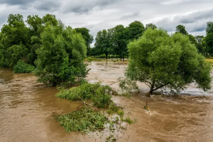 amenaza-de-inundación-en-la-parte-superior-cerca-alemania-apalkusen-238443942