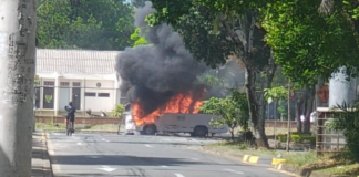 Atentado contra Batallón Pichincha, en el sur de Cali: bus escolar fue utilizado por los violentos.