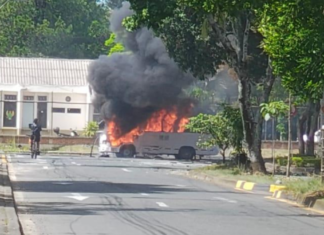 Atentado contra Batallón Pichincha, en el sur de Cali: bus escolar fue utilizado por los violentos.